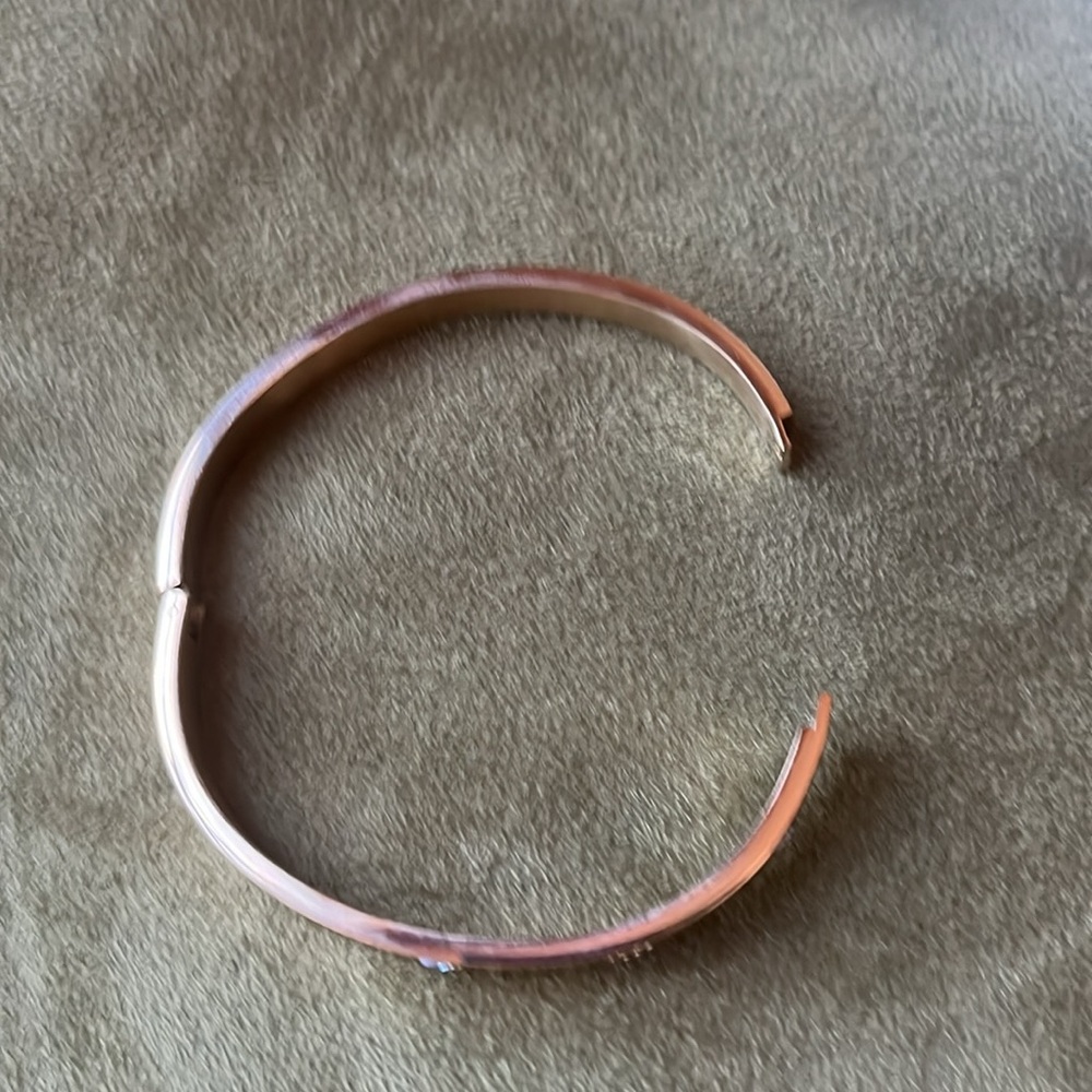NWOT - Gold Toned Bangle Bracelet - Picture 3 of 4